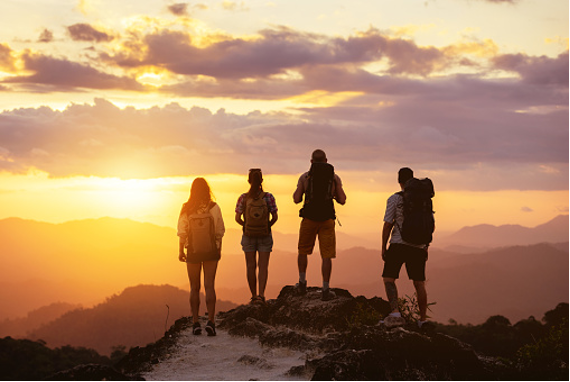 photo d'un groupe de randonneurs devant un couché de soleil